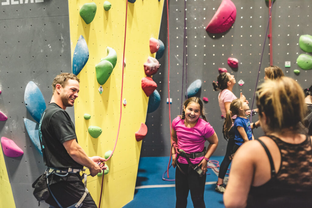 WADEO Prises d'escalade Enfant, 12 Rochers d'escalade avec 6 Sangles  D'arrimage à Cliquet pour Enfants Mur d'escalade Tour Jeu l'escalade des  Arbres Plein Intérieure/Extérieure : : Sports et Loisirs